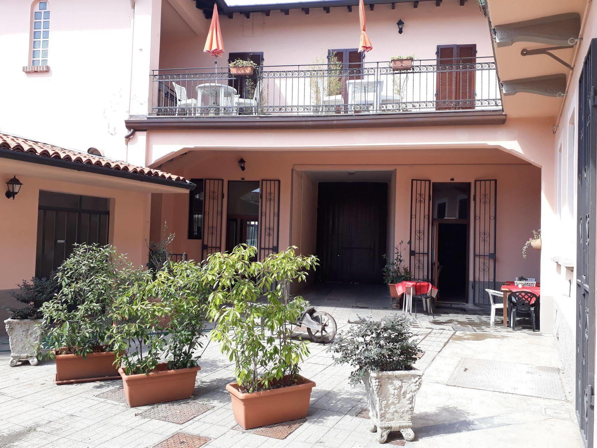 La Corte Del Poeta Hotel Buscate Luaran gambar